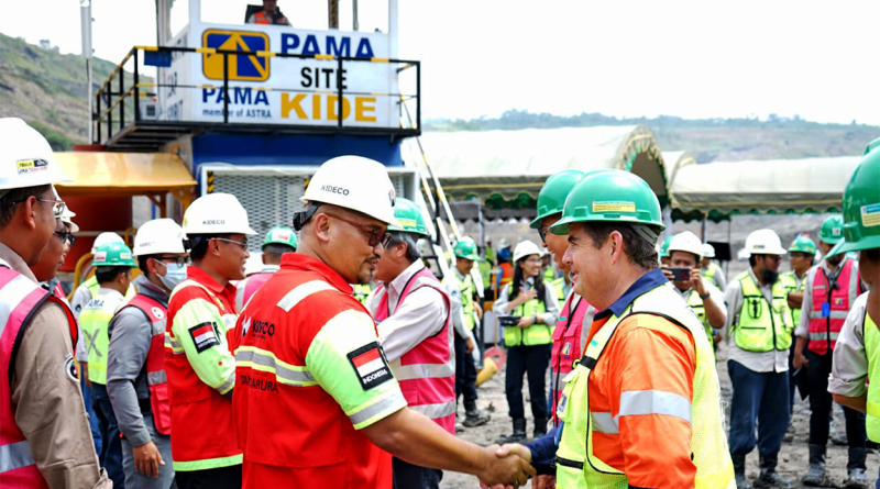 PT-Pamapersada's Shane Smith shaking hands to support Indonesian mining article